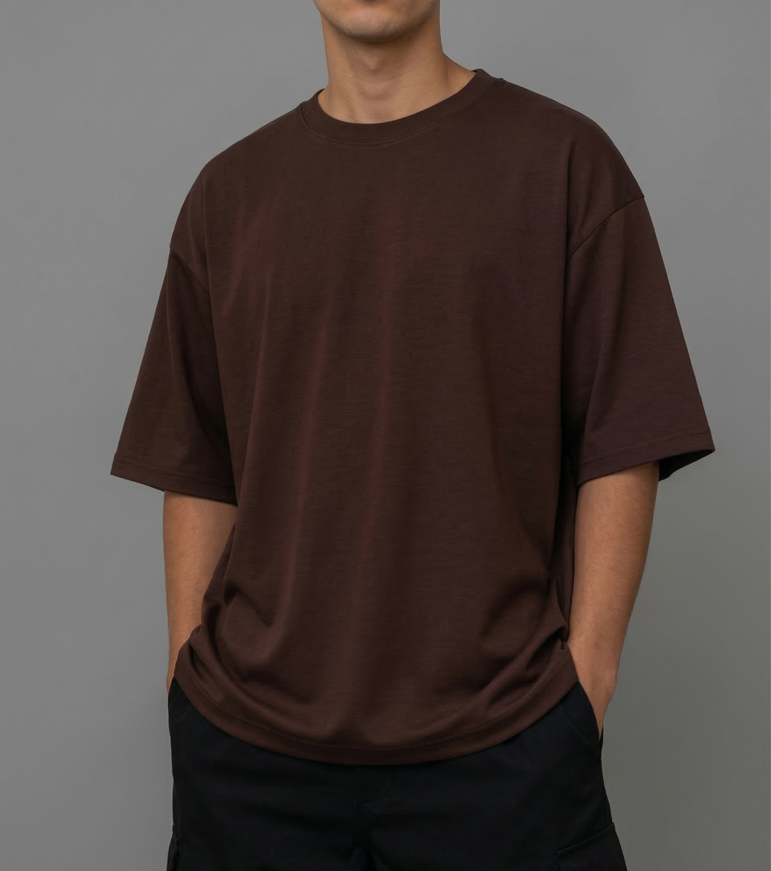 Man wearing oversize tee